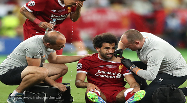 Mohamed Salah stürzt bei der WM 2018 ab, es droht eine Schulterverletzung
