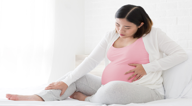 5 formas de superar las piernas hinchadas de las mujeres embarazadas