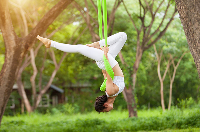 Le yoga anti-gravité peut prévenir les maux de dos, comment pouvez-vous?