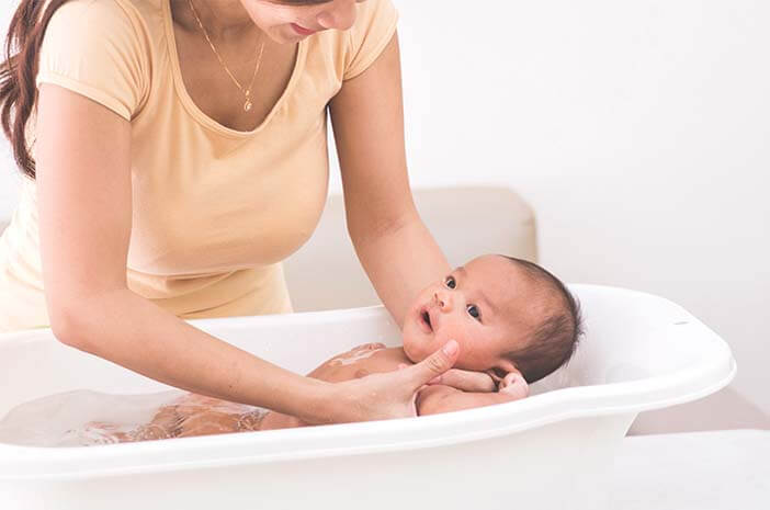 Zu oft Babys zu baden macht wirklich Erkältungen?