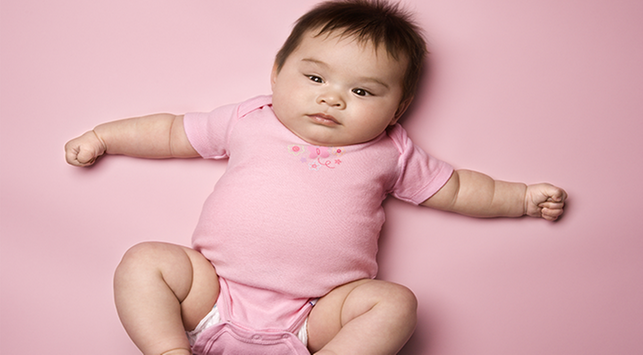 Varför biter bebisar ofta sina bröstvårtor när de ammar?