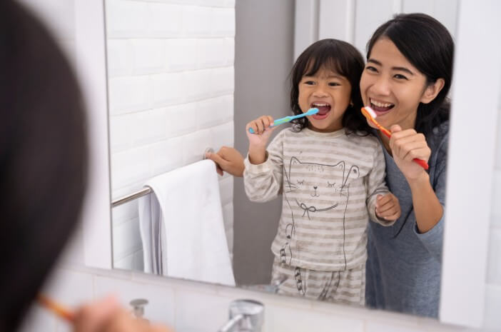Wie man Kindern beibringt, sich zum ersten Mal die Zähne zu putzen