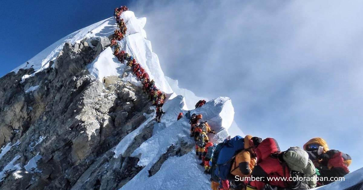 Sute de alpiniști au murit în zona morții din Everest, iată de ce