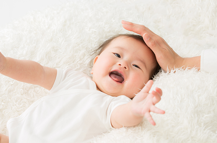 תינוקות חווים גיהוקים מתמשכים, האם זה נורמלי?