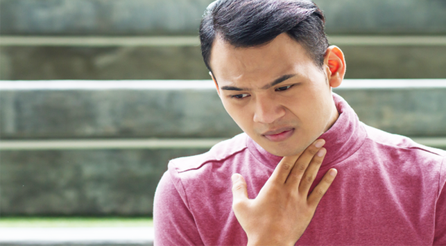 Wie man Halsschmerzen lindert, die oft Rückfälle haben