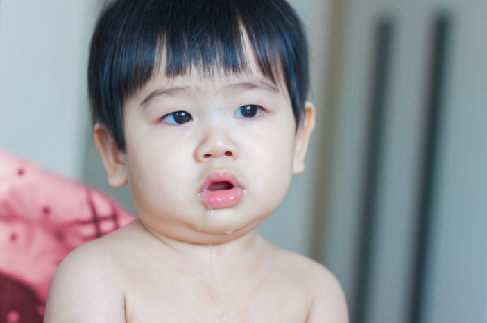 Copiii urinează adesea, mamele se feresc de gripa din Singapore
