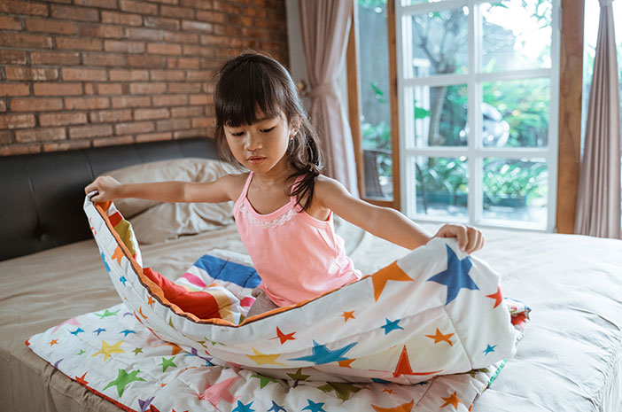 Cum să-i înveți pe copii să vrea să-și curețe propria cameră