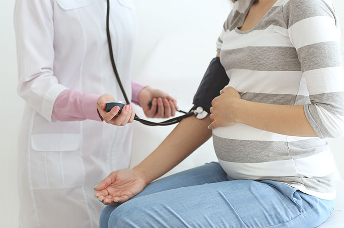 La hipertensión durante el embarazo puede causar estas 6 complicaciones