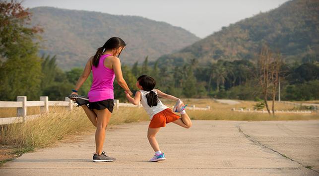 5 спортивних розминкових рухів для вашої дитини