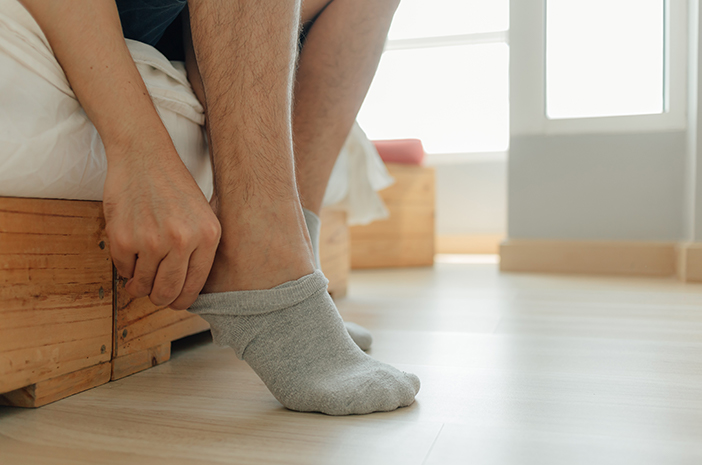 Changer régulièrement de chaussettes après l'exercice peut empêcher les odeurs de pieds