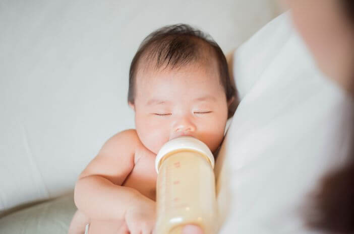 Les bébés nourris au biberon sont sujets aux otites