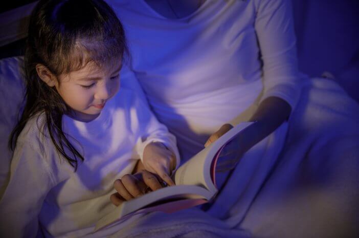 당신의 작은 아이가 밤에 잠을 잘 못 자는 데 문제가 있습니다. 대처 방법은 다음과 같습니다