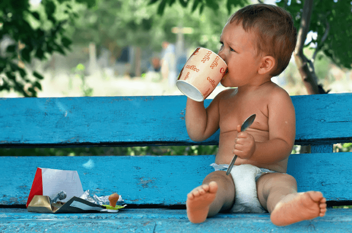 Bebeluș viral care ia fost cafea, care sunt pericolele?