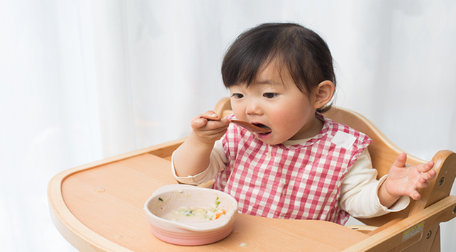 Baby-Lead-Entwöhnung vs. Löffelfütterung, was ist besser?