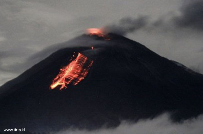 Извергается гора Семеру, это опасность вулканического пепла для здоровья