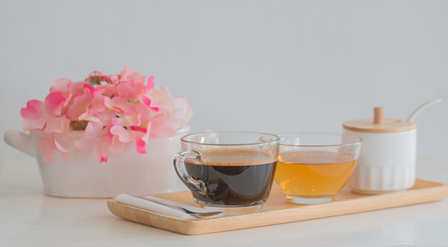Este adevărat că cafeaua și ceaiul te pot deshidrata?