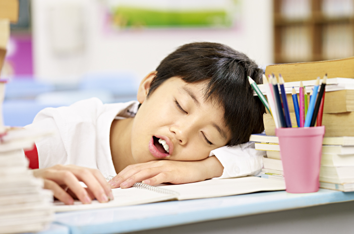 להכיר את המאפיינים של דום נשימה בשינה בילדים