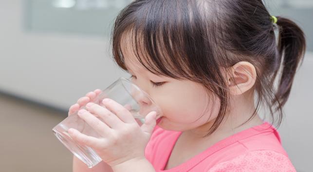 Wie man die Gewohnheit des Trinkwassers bei Kindern umsetzt