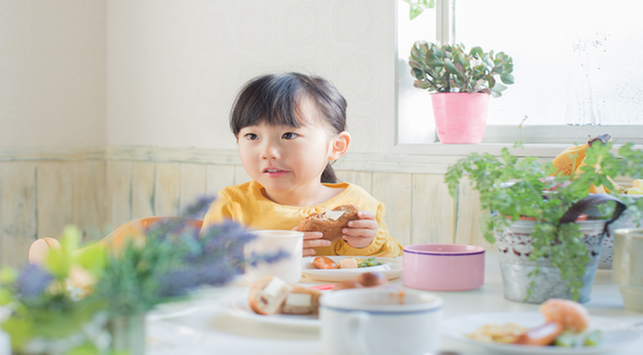 6 способов побороть детей, которые любят перекусить