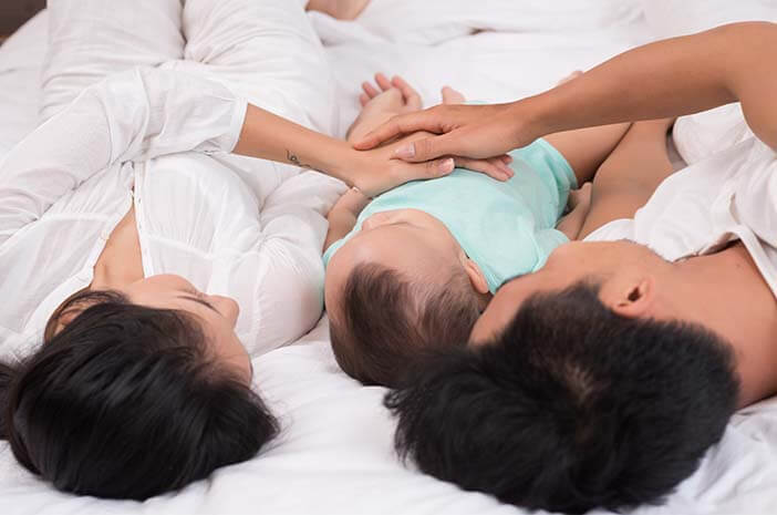 סיבות מדוע תינוקות ישנים באותה מיטה עם ההורים עלולות לגרום ל- SIDS