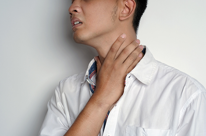Zapalenie migdałków wywołane przez bakterie wywołuje ból gardła