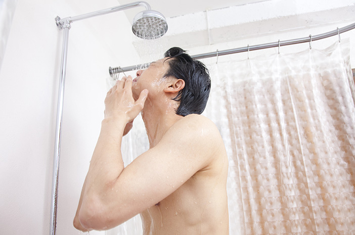 Verificación de hechos: los baños frecuentes pueden resecar la piel